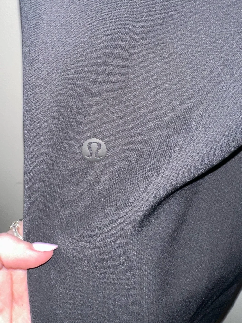 Lululemon On The Fly Crop *Woven 23"
Black W6AVMS size 6 - Picture 7 of 7